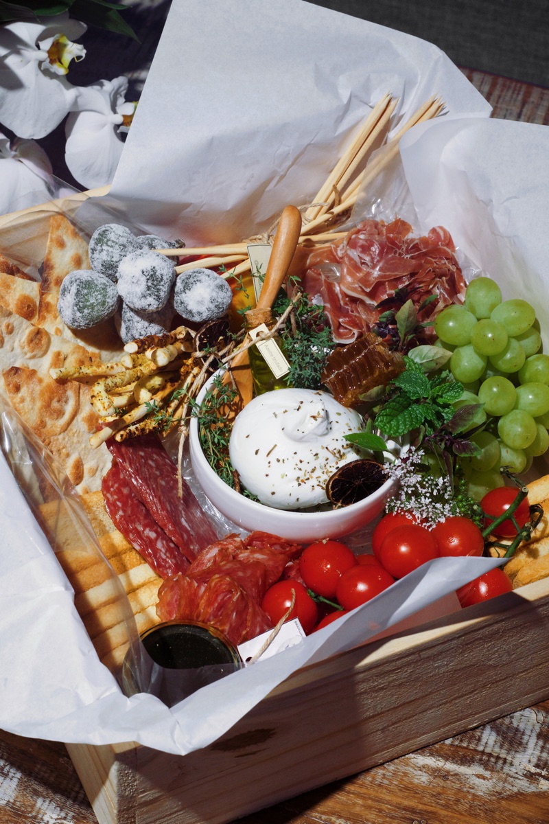 Caixa Caprese com burrata, parma e frutas frescas